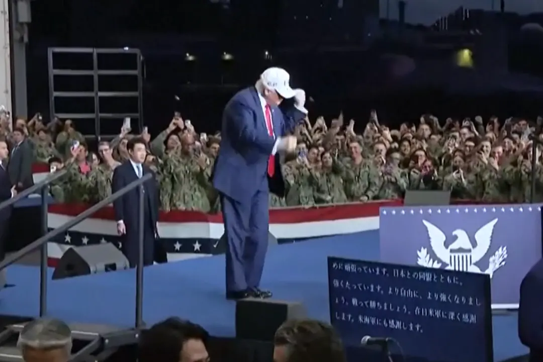 Trump in Giappone, balletto dopo il discorso sulla Uss George Washington
