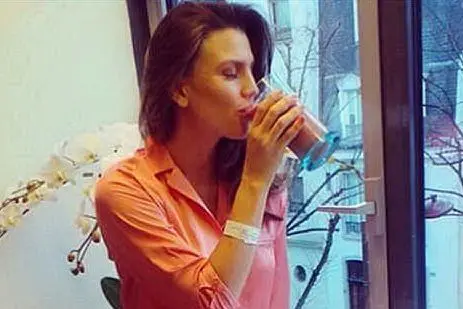 Claudia Galanti mentre beve la sua placenta