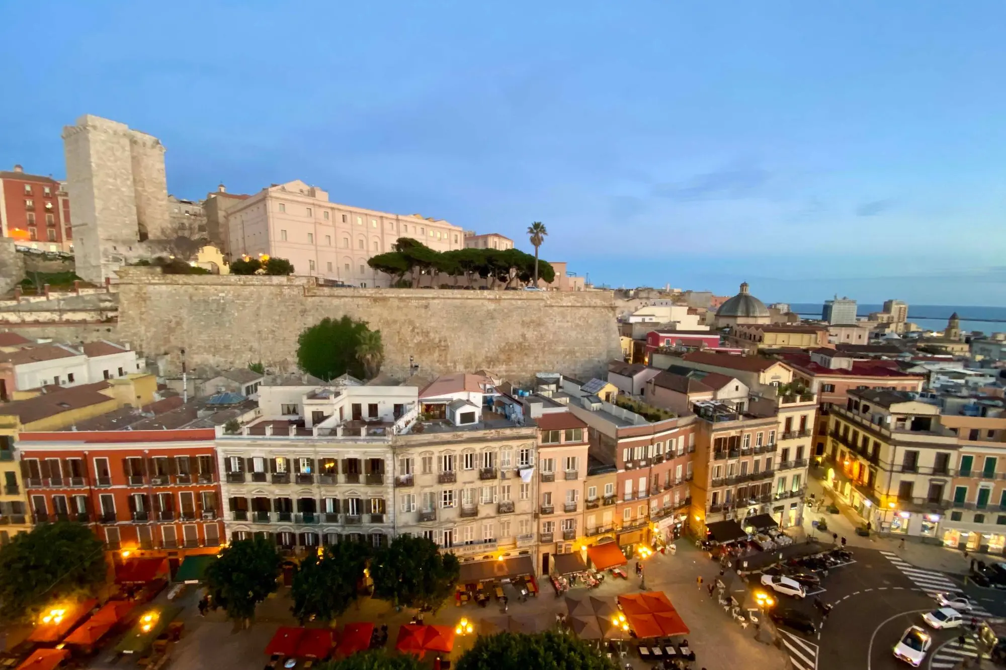Panoramica di Cagliari con vista su Castello e il centro storico (Archivio)