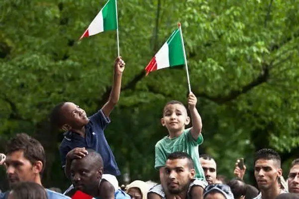Bambini stranieri con la bandiera italiana