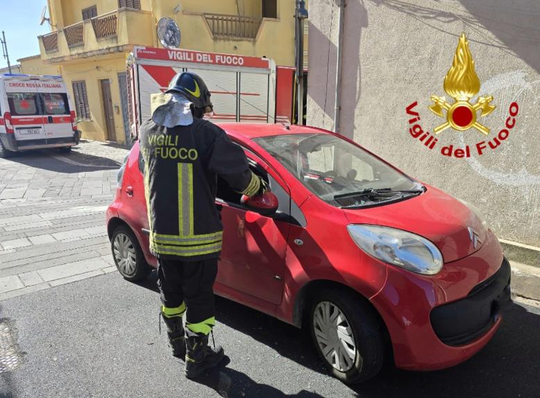 Zeddiani, scontro fra auto: conducente incastrato nell’abitacolo