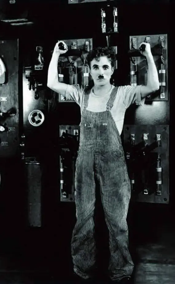 Nel ruolo di &quot;Charlot&quot; in &quot;Tempi moderni&quot; (Ansa)
