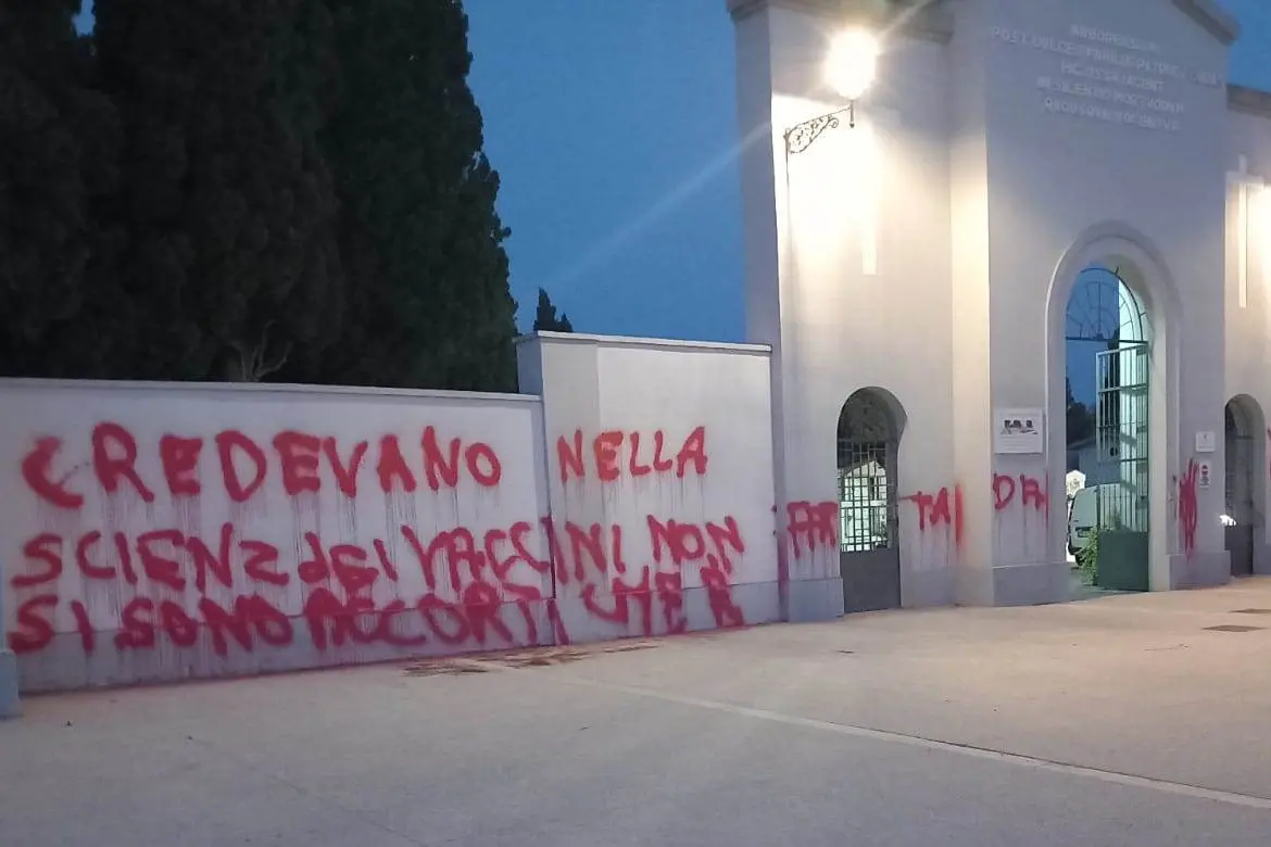 Le scritte sui muri del cimitero San Pietro di Oristano