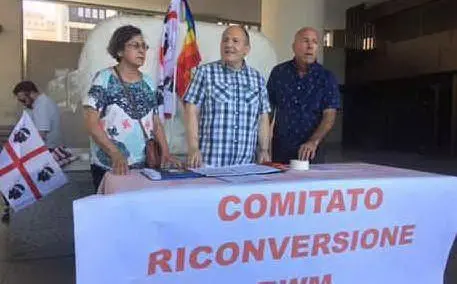 A sinistra i portavoce del Comitato Riconversione Rwm: Cinzia Guaita e Arnaldo Scarpa (foto L'Unione Sarda - Farris)