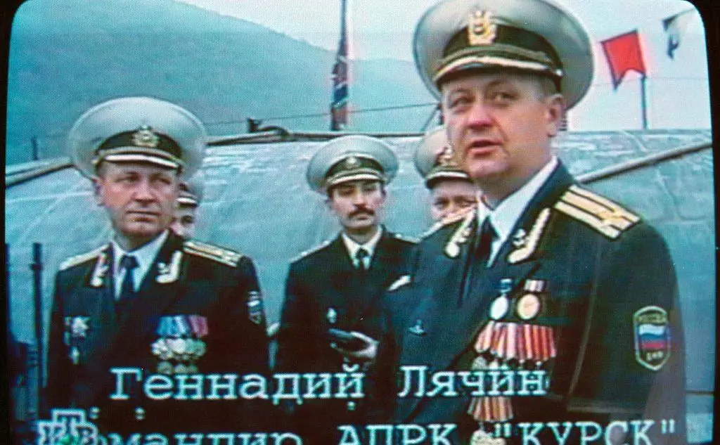 Sulla destra il comandante del sottomarino