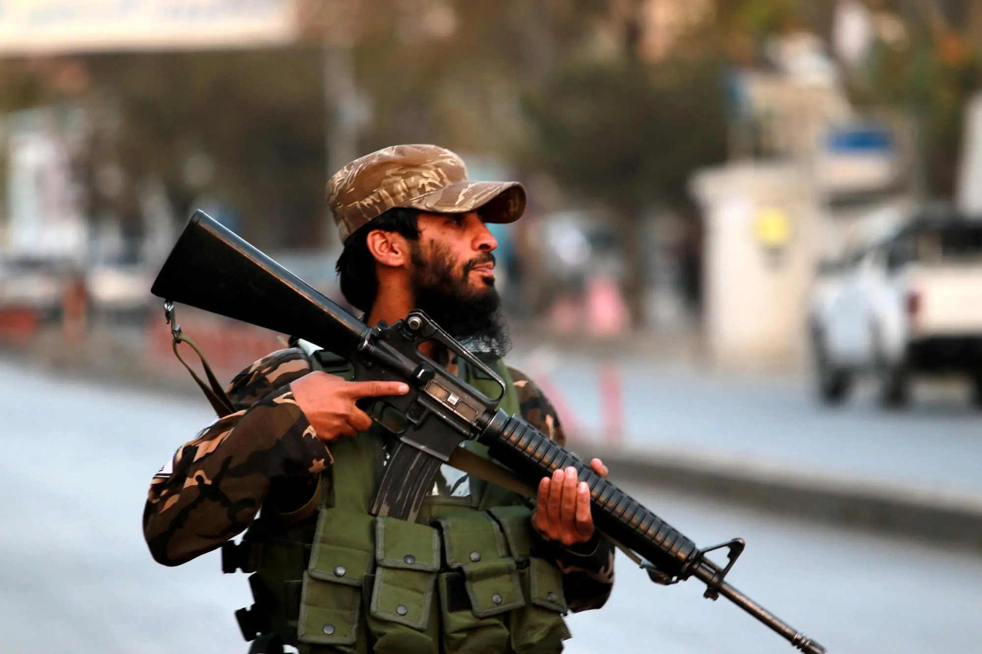 Un soldato afghano (Ansa-Epa)
