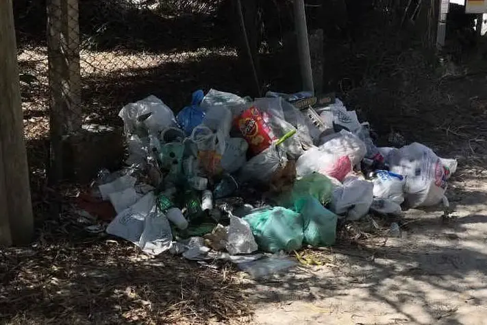 Un cumulo di rifiuti (L'Unione Sarda - Serreli)