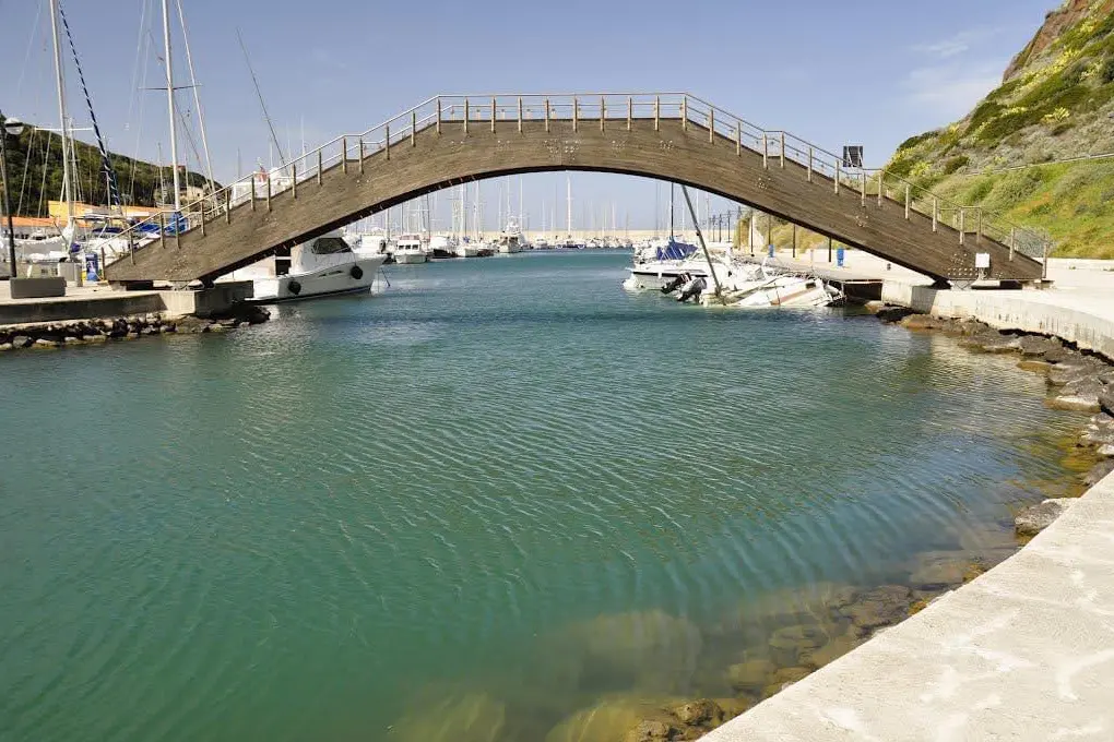 Il ponte pedonale del porto (foto concessa)