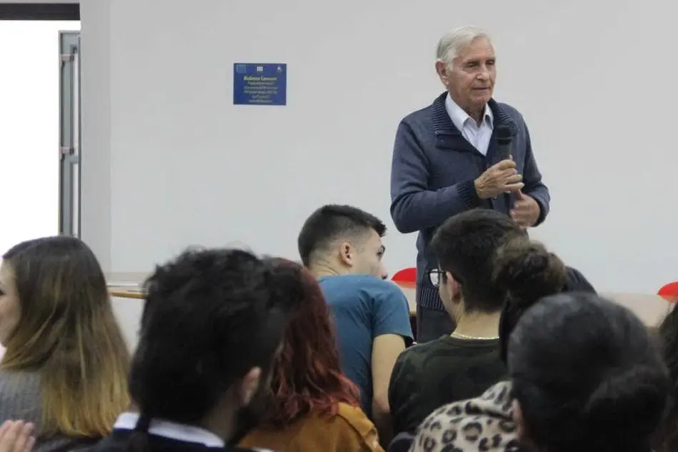L'antropologo Bachisio Bandinu durante l'incontro con gli studenti (foto ufficio stampa Aes)