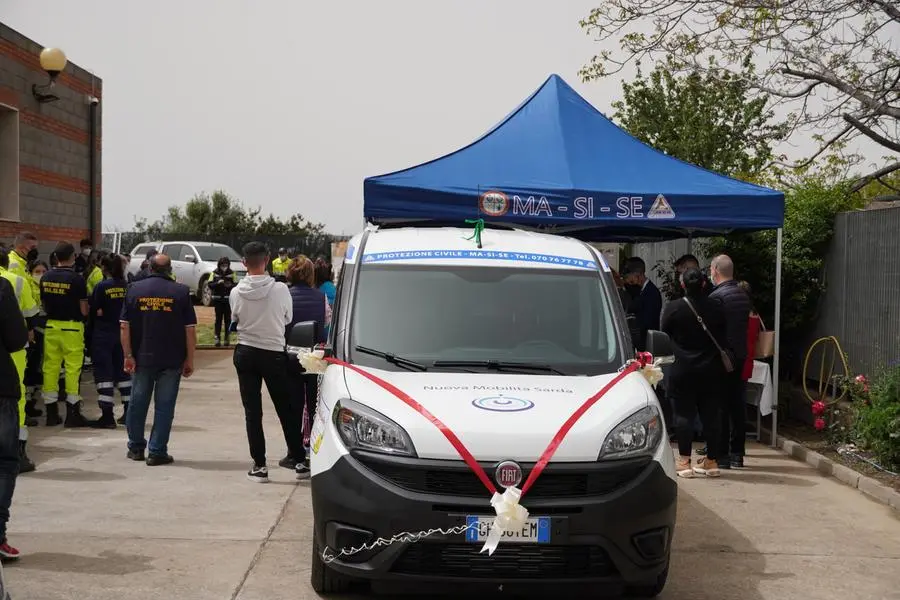 Un nuovo mezzo, un Fiat Doblò autocarro, è da questa mattina a disposizione dei volontari del Masise per il trasporto dei beni di prima necessità a favore dei bisognosi di Sinnai, Settimo, Maracalagonis e Burcei. Appena 15 mesi fa, al Masise era stato destinato un altro mezzi che ha finora effettuato 1750 interventi sempre a sostegno della solidarietà nel territorio. Il mezzo è stato donato dalla società Nuova Mobilità Sarda col progetto "Libertà in Movimento", con sede a Nuoro. Il tutto, grazie alla straordinaria generosità degli esercenti commerciali e imprenditoriali di Sinnai, Maracalagonis, Settimo San Pietro e Burcei. La cerimonia è di questa mattina. Il nuovo mezzo è stato benedetto da Padre Gabriele Biccai, amministratore della Parrocchia di Santa Barbara a Sinnai, alla presenza dei sindaci Tarciso Anedda, Francesca Fadda, Luigi Puddu e Simone Monni, dei responsabili della Nuova Mobilità Sarda, Roberto Porchieri, Massimiliano Pisanu, Francesco Pillai, dei corpi della Polizia Municipale e dei carabinieri . La cerimonia è stata introdotta dal presidente Luigia Cappai, il vice presidente Nicolò Isoni e dal fondatore Luciano Bernardi, fondatore del Masise , che hanno sottolineato l'attività sin qui svolta dall'associazione dalla nascita ad oggi. I sindaci di Sinnai Tarcisio Anedda, di Settimo Gigi Puddu, di Maracalagonis Francesca Fadda e di Burcei Simone Monni hanno parlato del ruolo del Masise nel territorio: una missione che va avanti dal 1984. Antonio Serreli