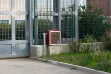 L'ingresso del carcere di Bancali (archivio L'Unione Sarda)