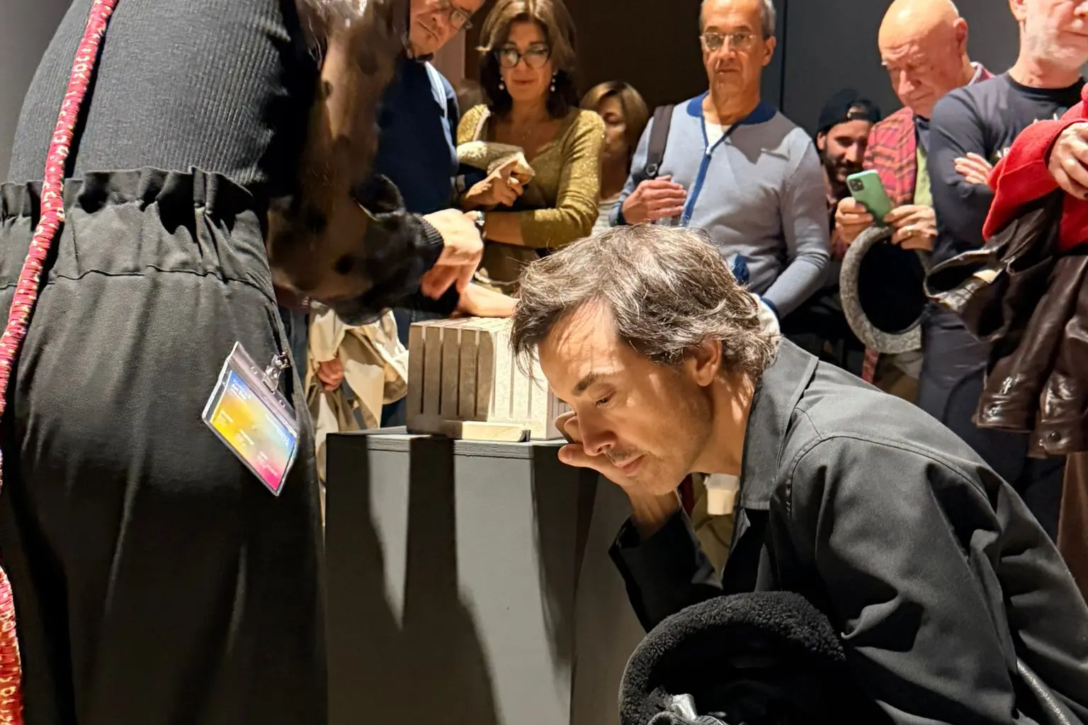 Diodato allo stand con le pietre sonore di Sciola