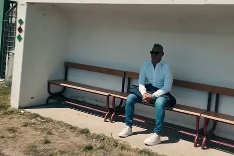 Corrado Fois seduto in panchina allo stadio Buoncammino di Santa Teresa Gallura