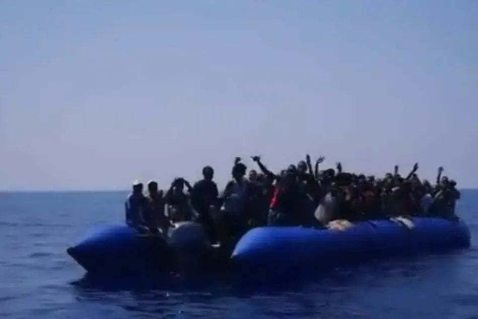 I migranti in difficoltà al largo della Libia (foto da frame video)