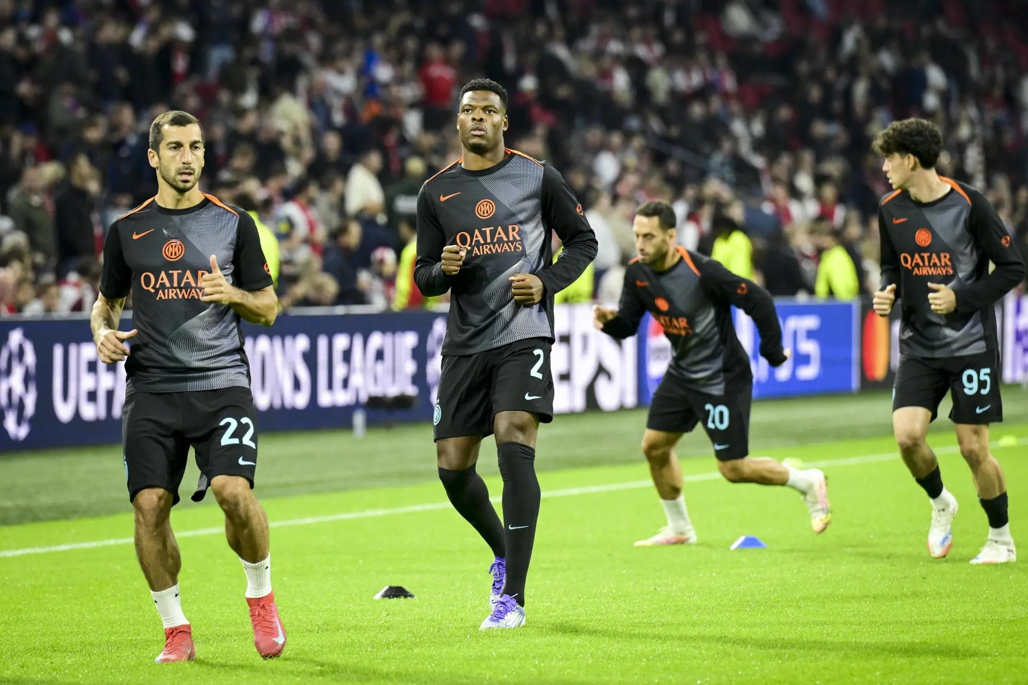 epa12385762 Denzel Dumfries of Internazionale warms up with his teammates before the UEFA Champions League league phase match between Ajax and FC Internazionale Milano in Amsterdam, Netherlands, 17 September 2025. EPA/Olaf Kraak