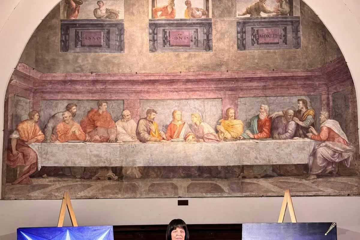Giovanna Dejua tra i suoi quadri, ai piedi dell'opera del Ghirlandaio (foto concessa)