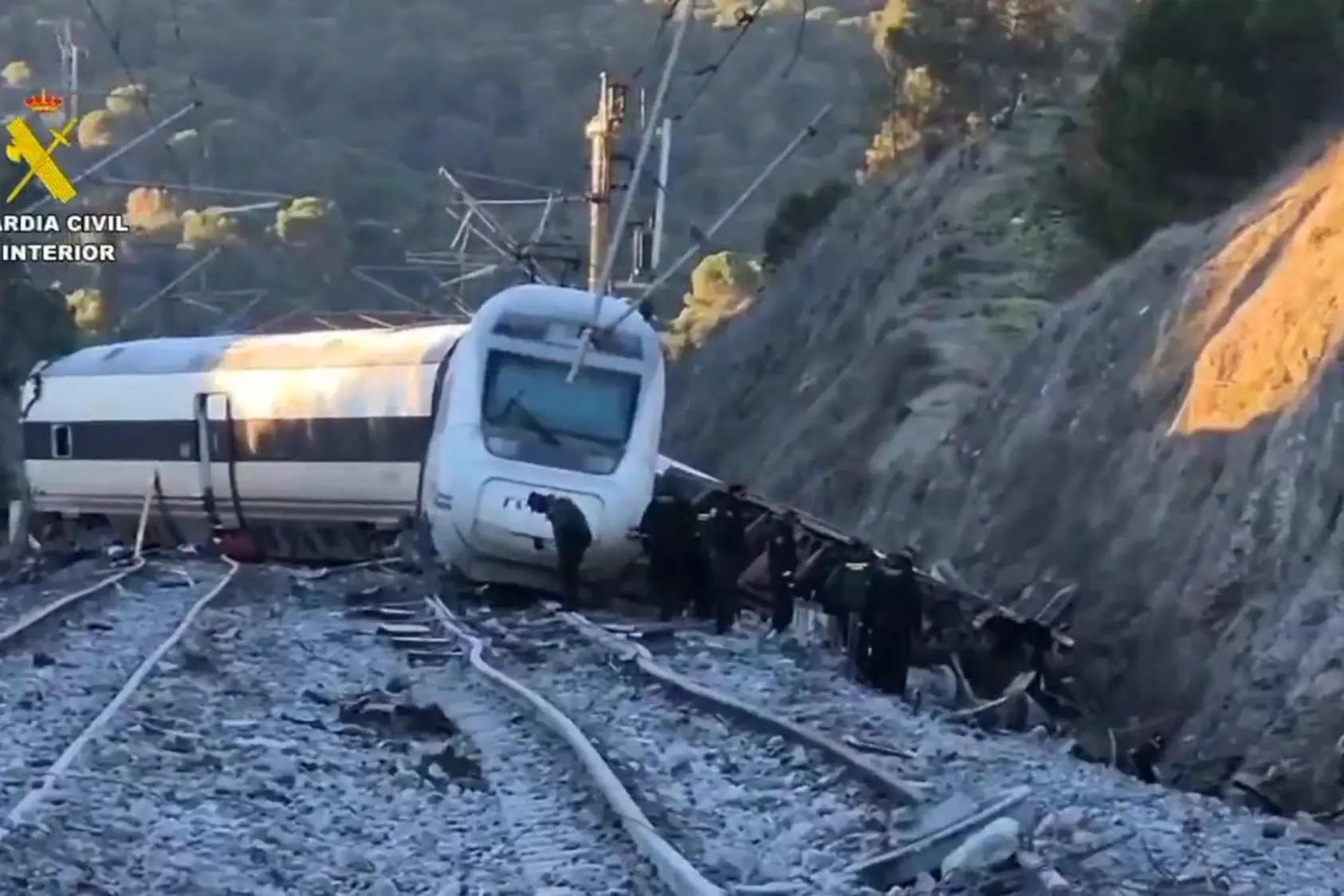 Un fermo immagine tratto da un video pubblicato su X dalla Guardia Civil mostra un momento successivo all'incidente ferroviario che ha coinvolto due treni sulla linea di alta velocità Madrid-Andalusia ad Adamuz (Cordoba), 19 gennaio 2026. (Foto archivio)