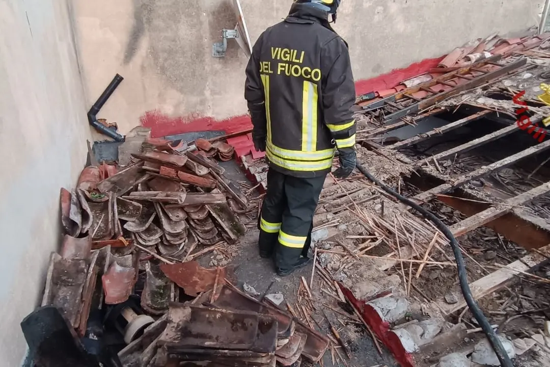 L'incendio (foto Vigili del fuoco)