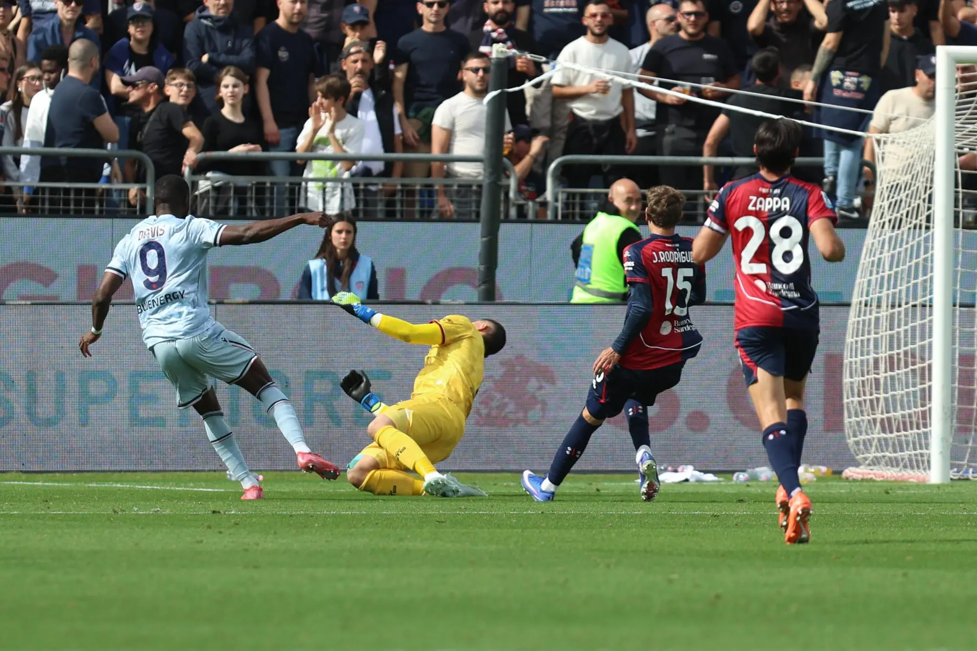 Elia Caprile salva su Keinan Davis in Cagliari-Udinese (foto Ansa)