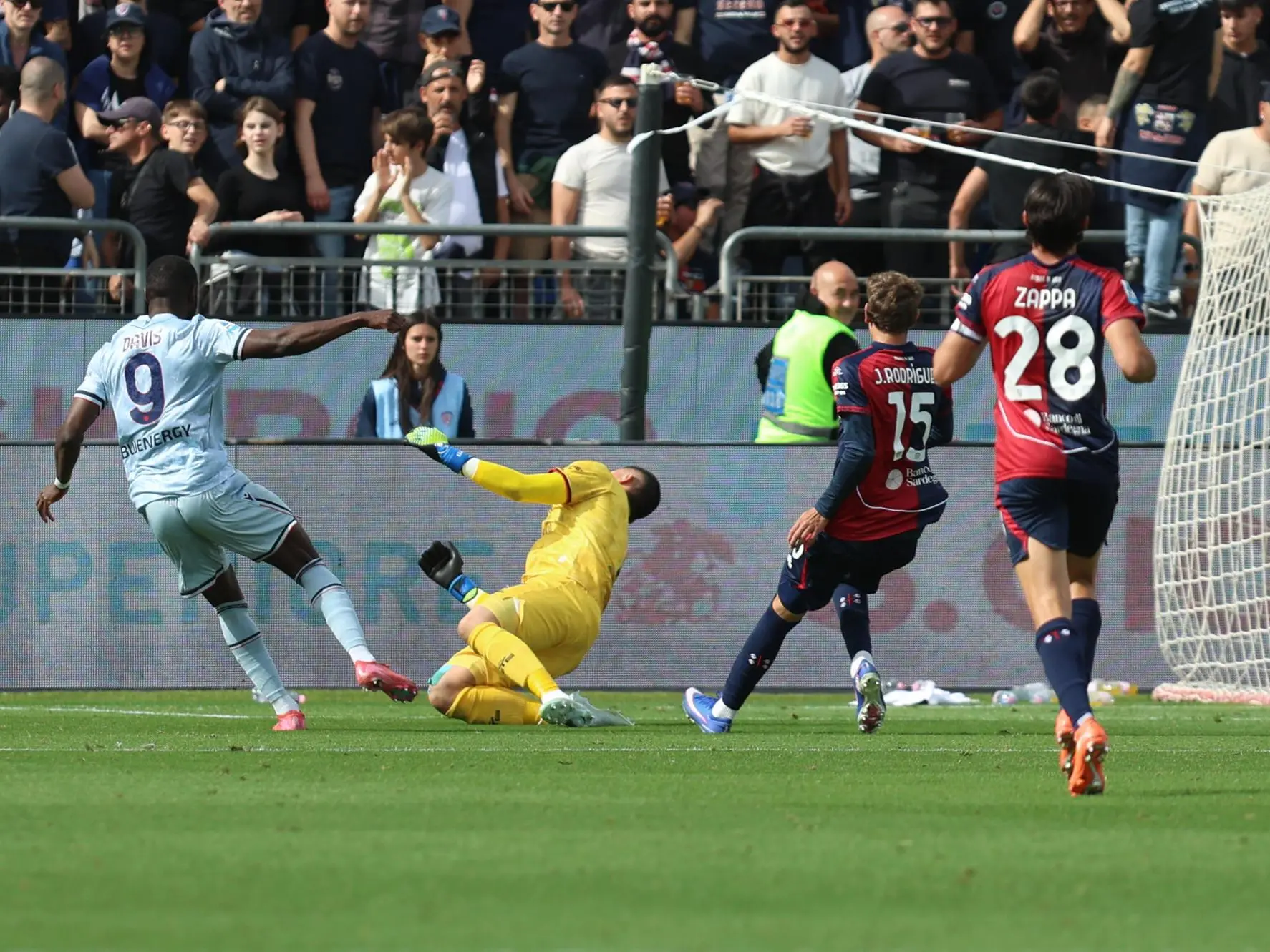 Elia Caprile salva su Keinan Davis in Cagliari-Udinese (foto Ansa)