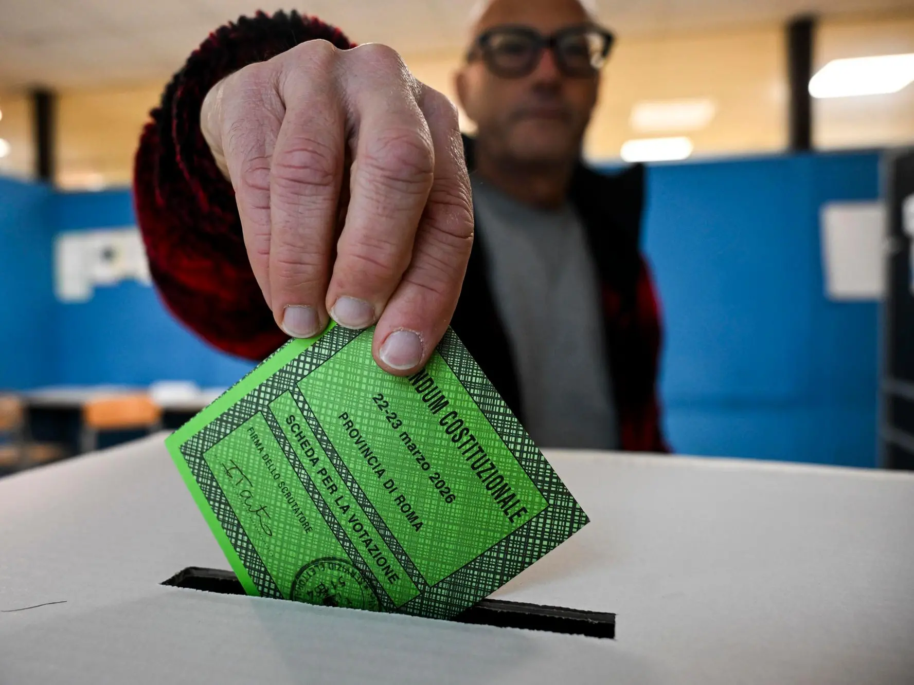 Votazione in un seggio elettorale a Roma per il referendum costituzionale sulla giustizia, Roma, 22 marzo 2026. ANSA/RICCARDO ANTIMIANI