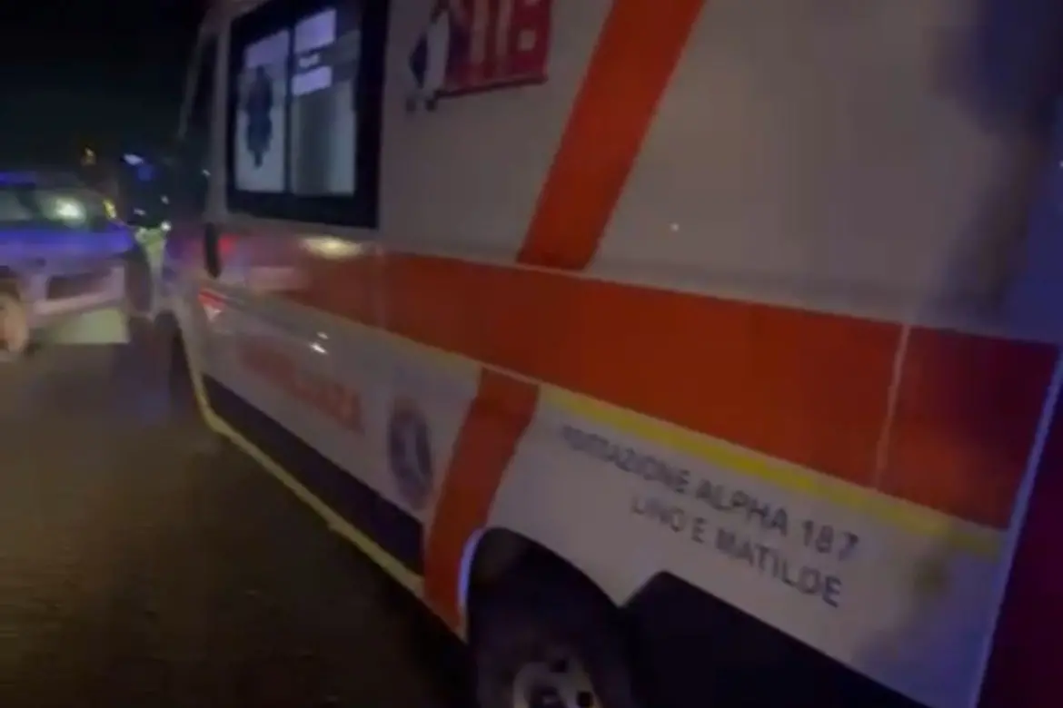 L'ambulanza speronata (foto Vercelli)