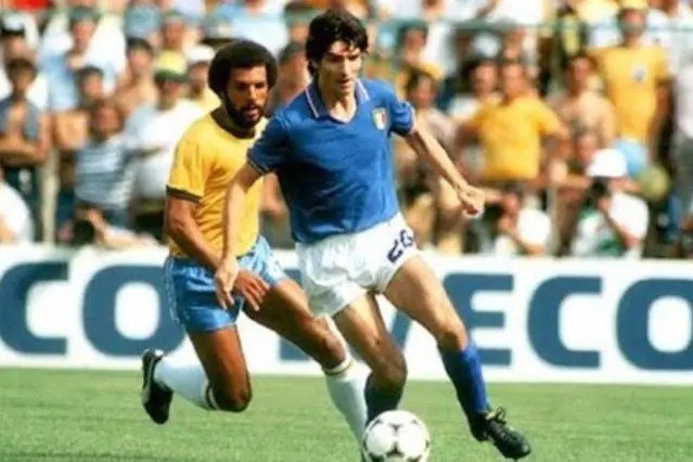 Paolo Rossi in azione contro il Brasile