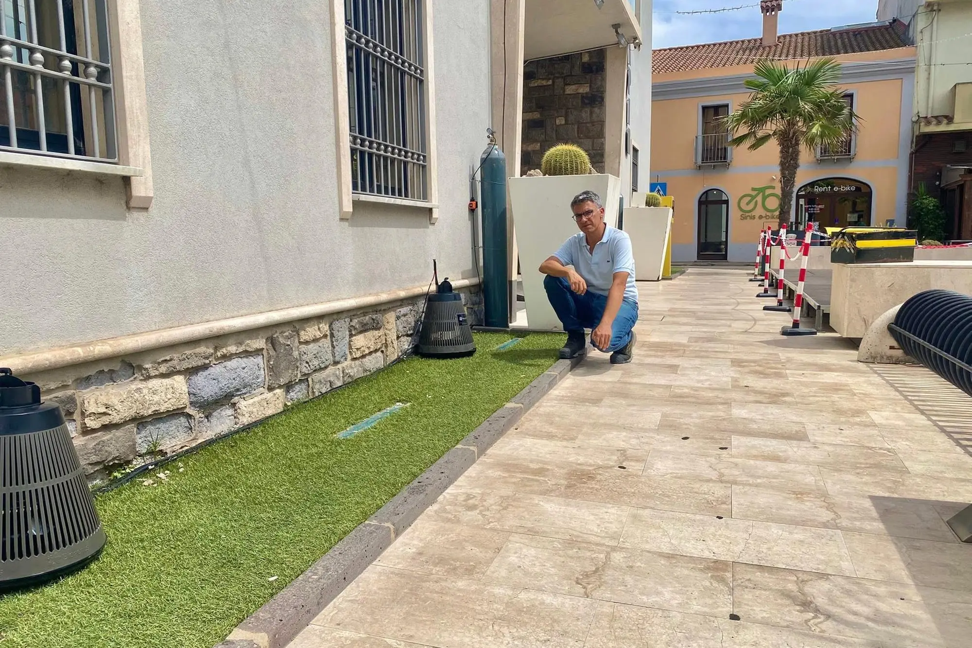 Il sindaco in piazza Eleonora d'Arborea dove sono presenti diverse trappole per le zanzare (foto concessa)