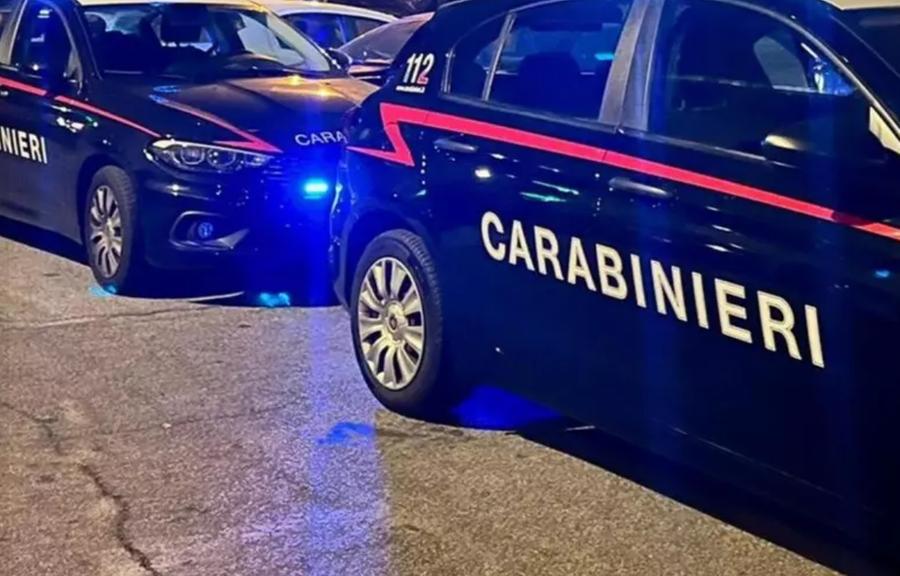Uccide a coltellate l’ex moglie, scappa e si costituisce dopo un’ora: aveva il divieto di avvicinamento