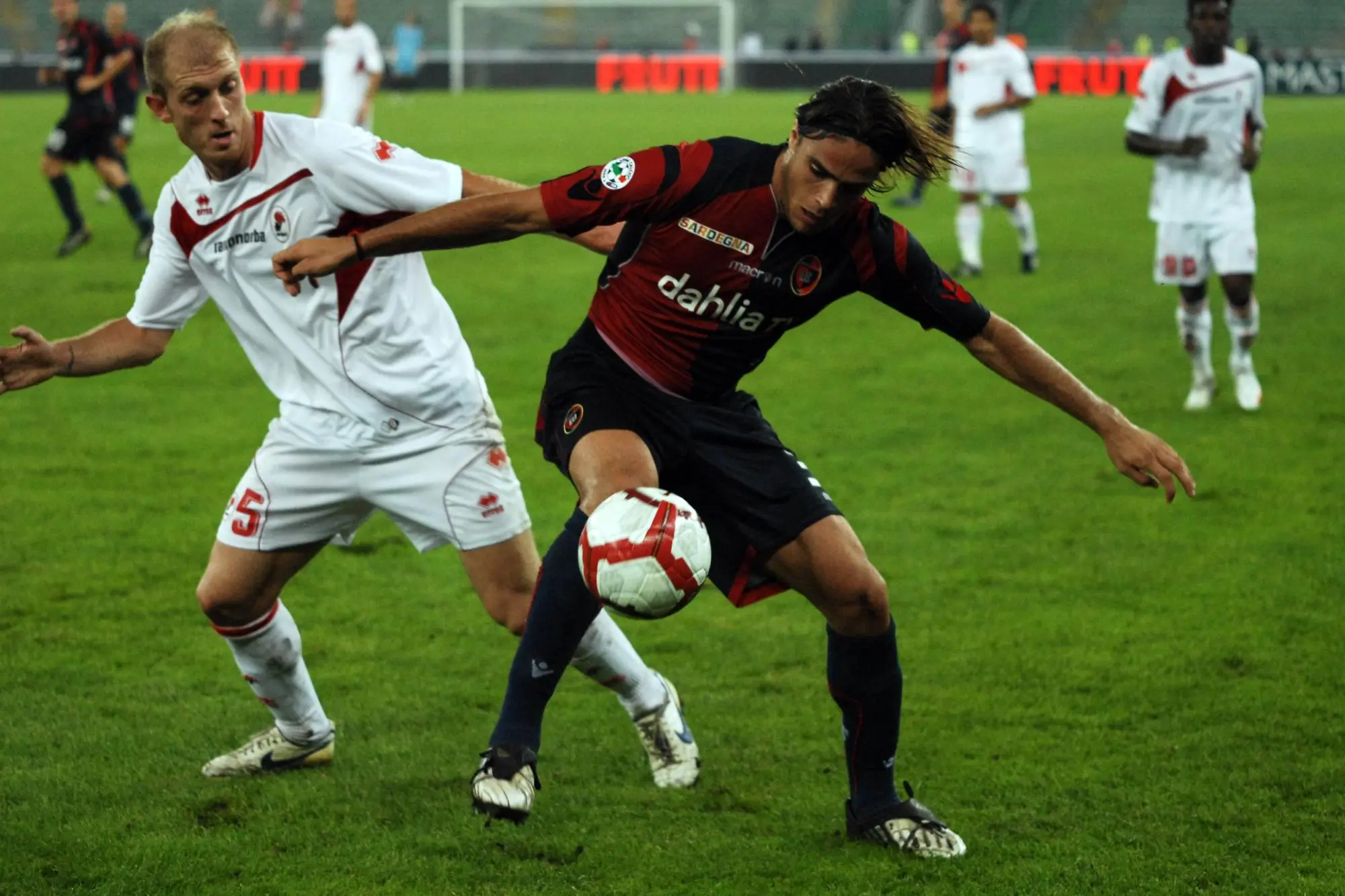 Andrea Masiello at the time of Bari in marking on Alessandro Matri, at the time player of Cagliari (Archivio / fasano)