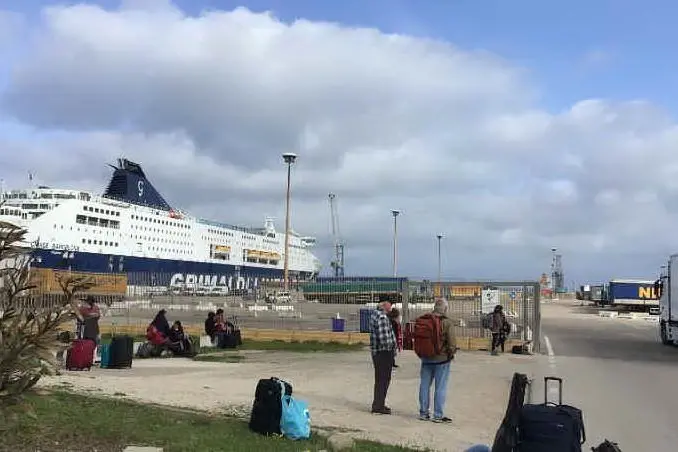 La nave Grimaldi in porto (L'Unione Sarda - foto Pala)