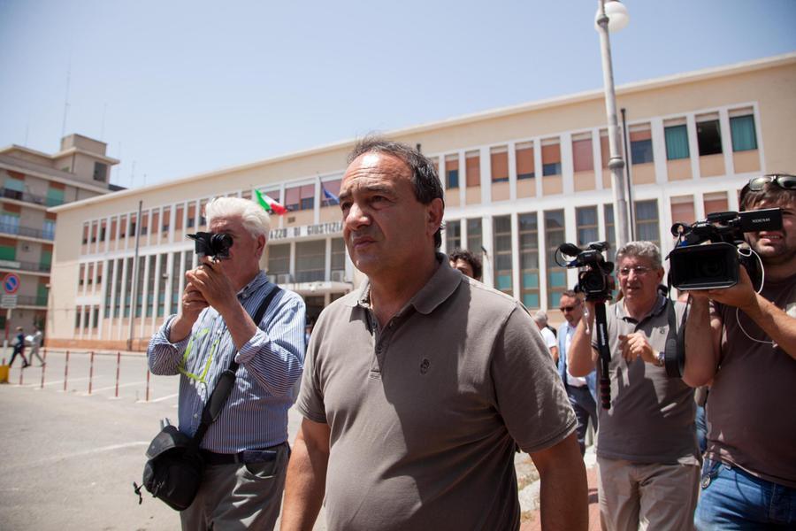 Illeciti nella gestione dei migranti, Mimmo Lucano condannato a 13 anni e due mesi