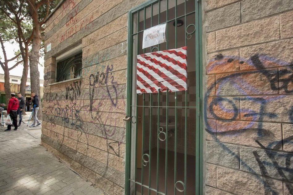 I servizi igienici chiusi (foto Messina)