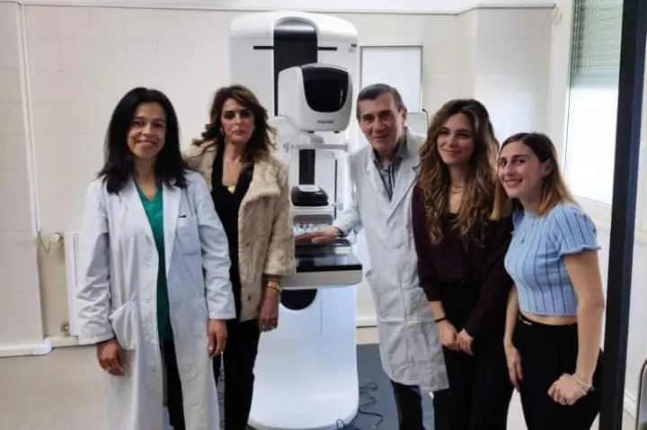 Medici e tecnici e dirigenti dell'Asl attorno al nuovo mammografo (foto Oggianu)