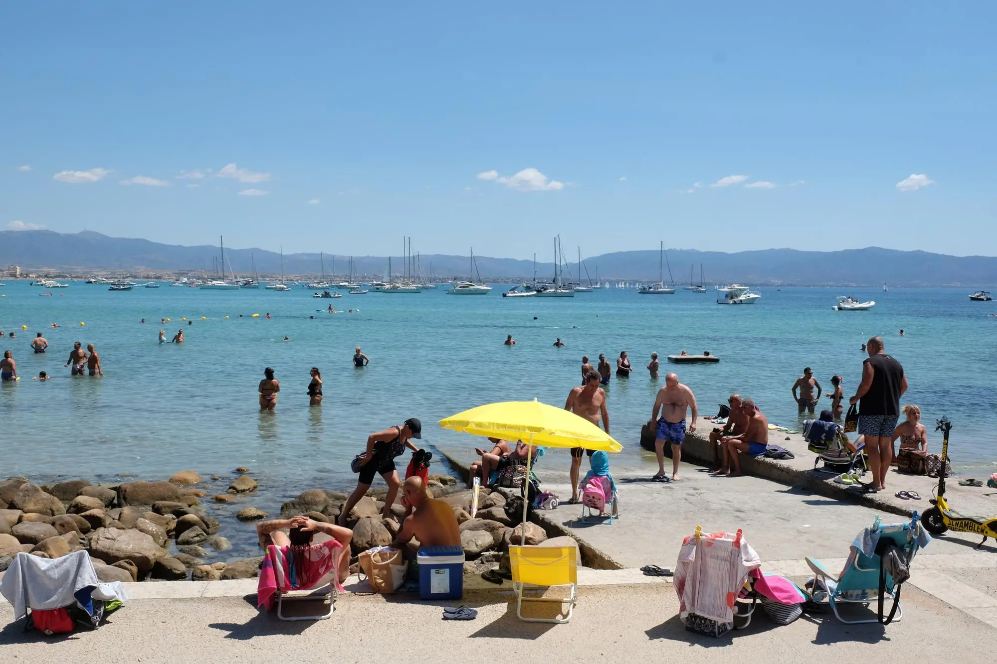 La spiaggia del Poetto presa d'assalto per il gran caldo (foto Ungari)