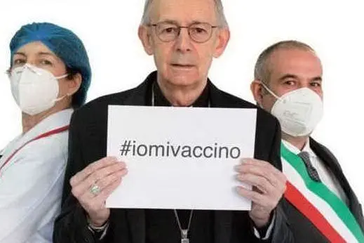Particolare dall'immagine di copertina con monsignor Mura (foto via Ansa)