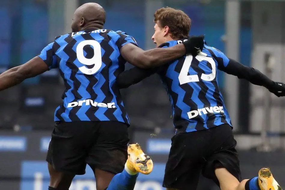 Barella e Lukaku esultano dopo il raddoppio del centrocampista sardo (Ansa)