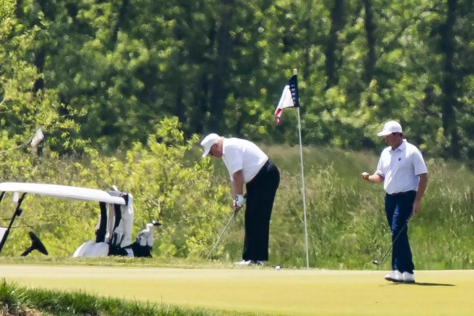 Trump intento a giocare a golf in Virginia (Ansa)