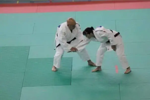 Il maestro Gavino Piredda sul tatami con un'allieva