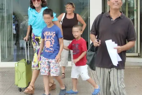 Giovanni Floris all'arrivo in aeroporto con la sua famiglia