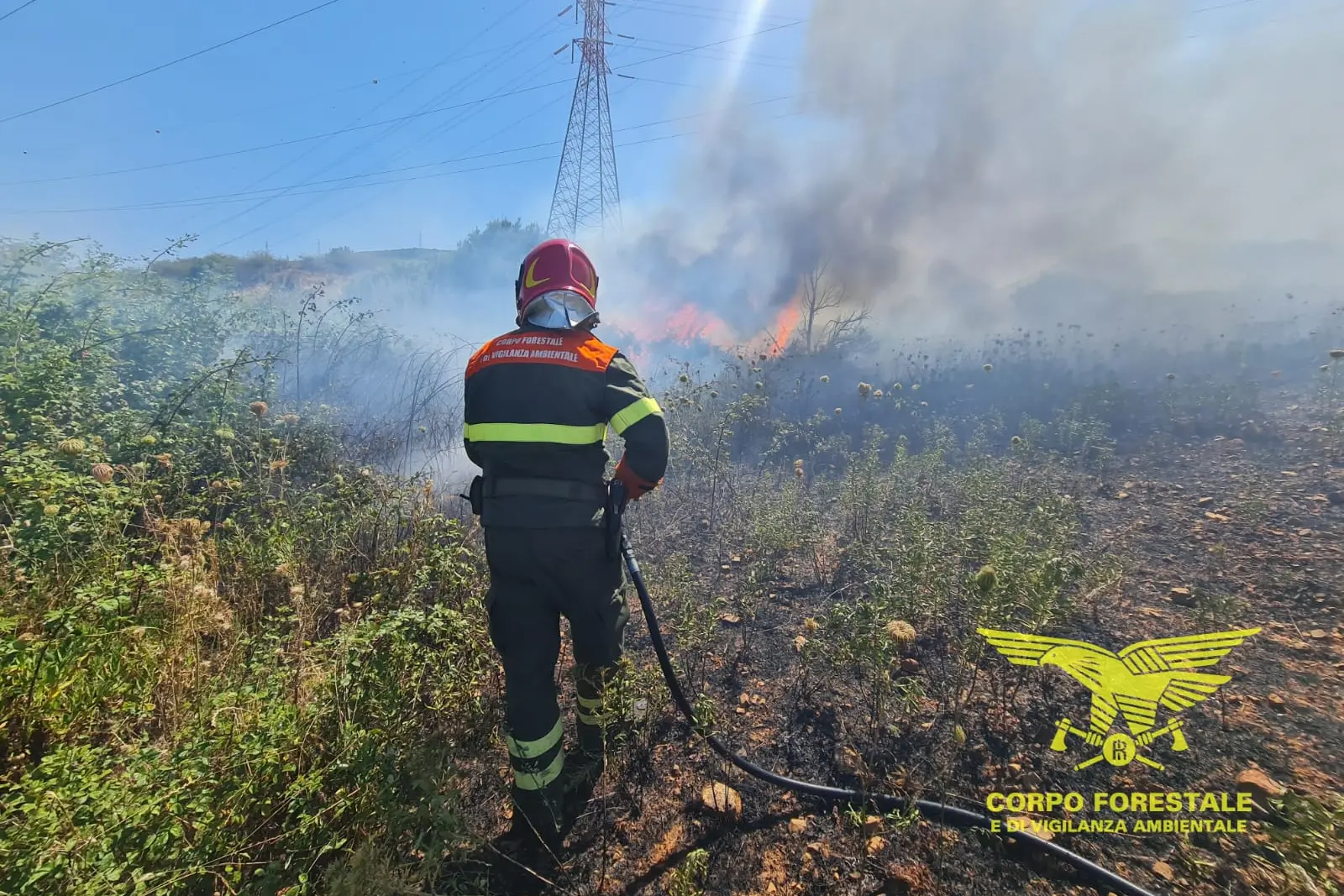 Un intervento di spegnimento di questi giorni (foto Corpo forestale)