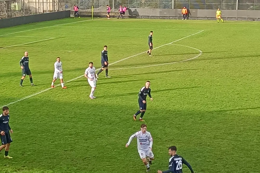 Controllo palla di Mameli nel match tra Olbia e Palmese (foto Ilenia Giagnoni)