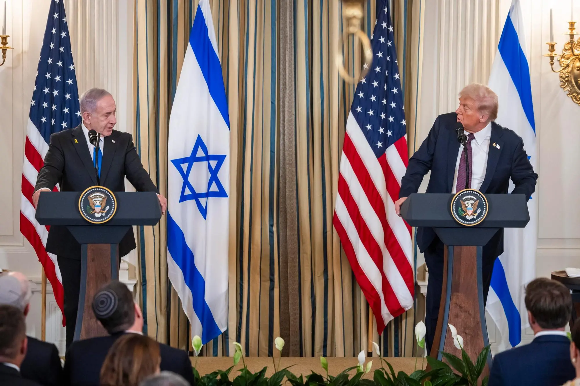 epa12415268 US President Donald Trump (R) and Israeli Prime Minister Benjamin Netanyahu (L) speak at a press conference in the State Dining Room of the White House in Washington, DC, USA, 29 September 2025. In their meeting, Trump pressed Netanyahu to accept a peace deal to end Israel's on-going war in Gaza, and for Hamas to free their remaining hostages. EPA/JIM LO SCALZO / POOL