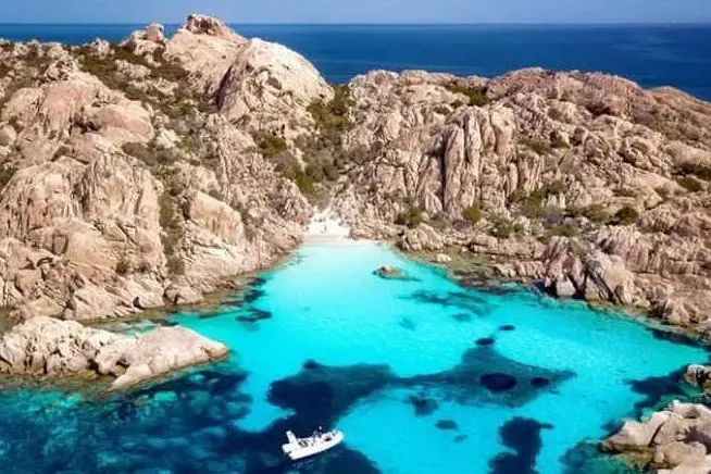 Cala Coticcio a Caprera (foto del lettore @ValentinoSelis)