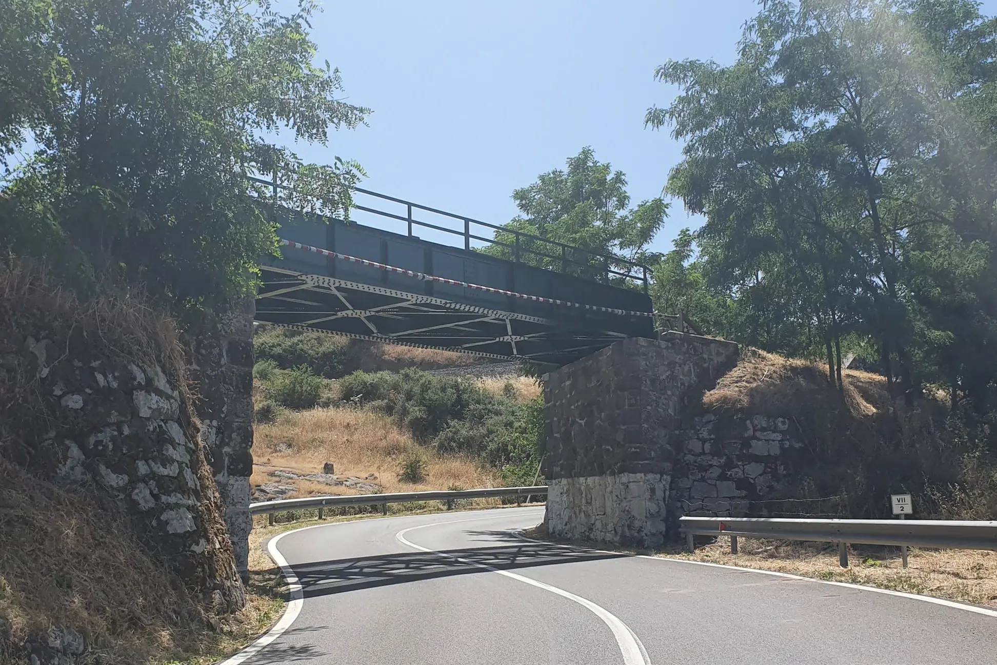 Il ponte di ferro danneggiato (foto Oggianu)