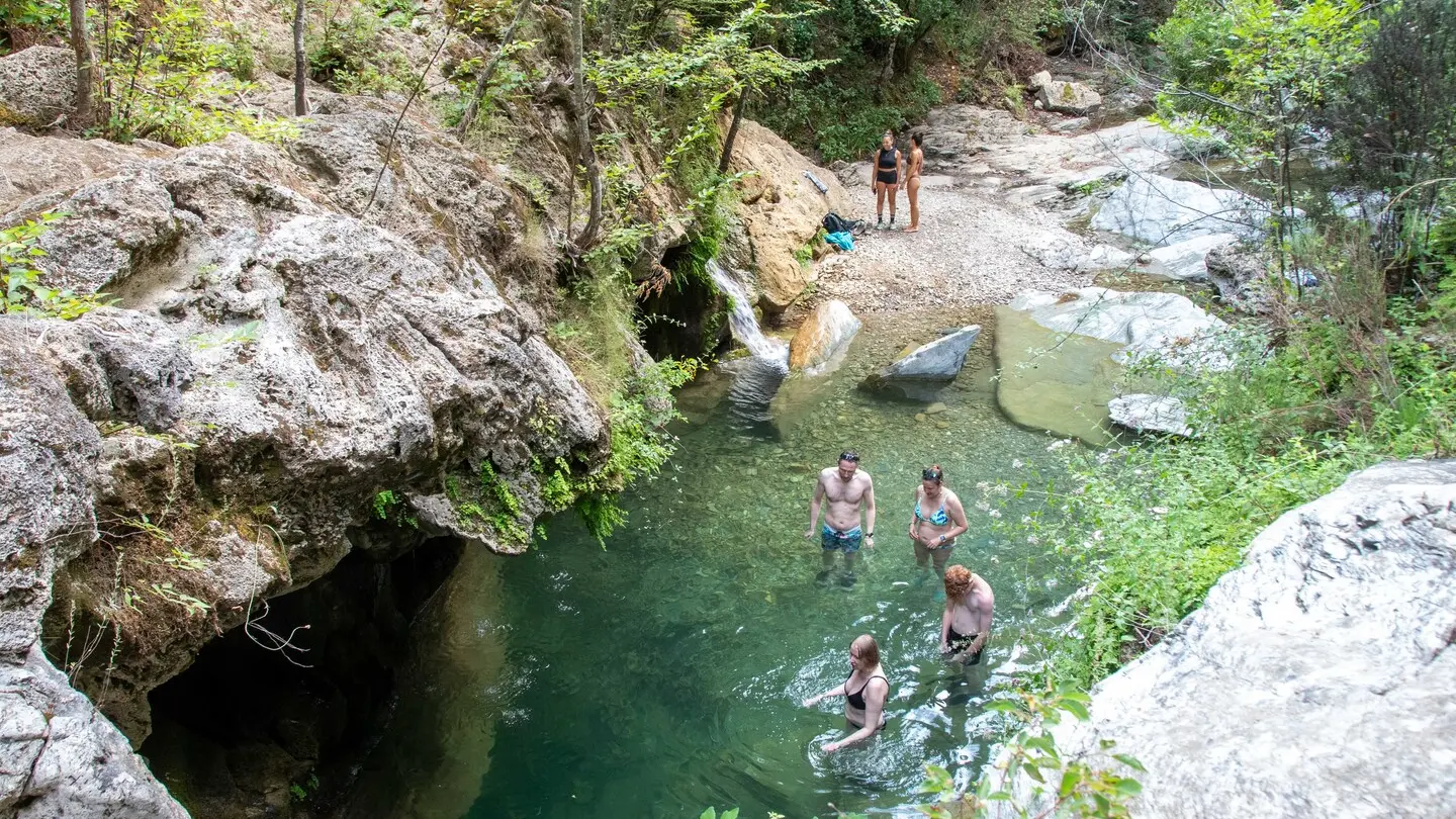 Piscinette, persone immerse nelle acque naturali nonostante il divieto di balneazione
