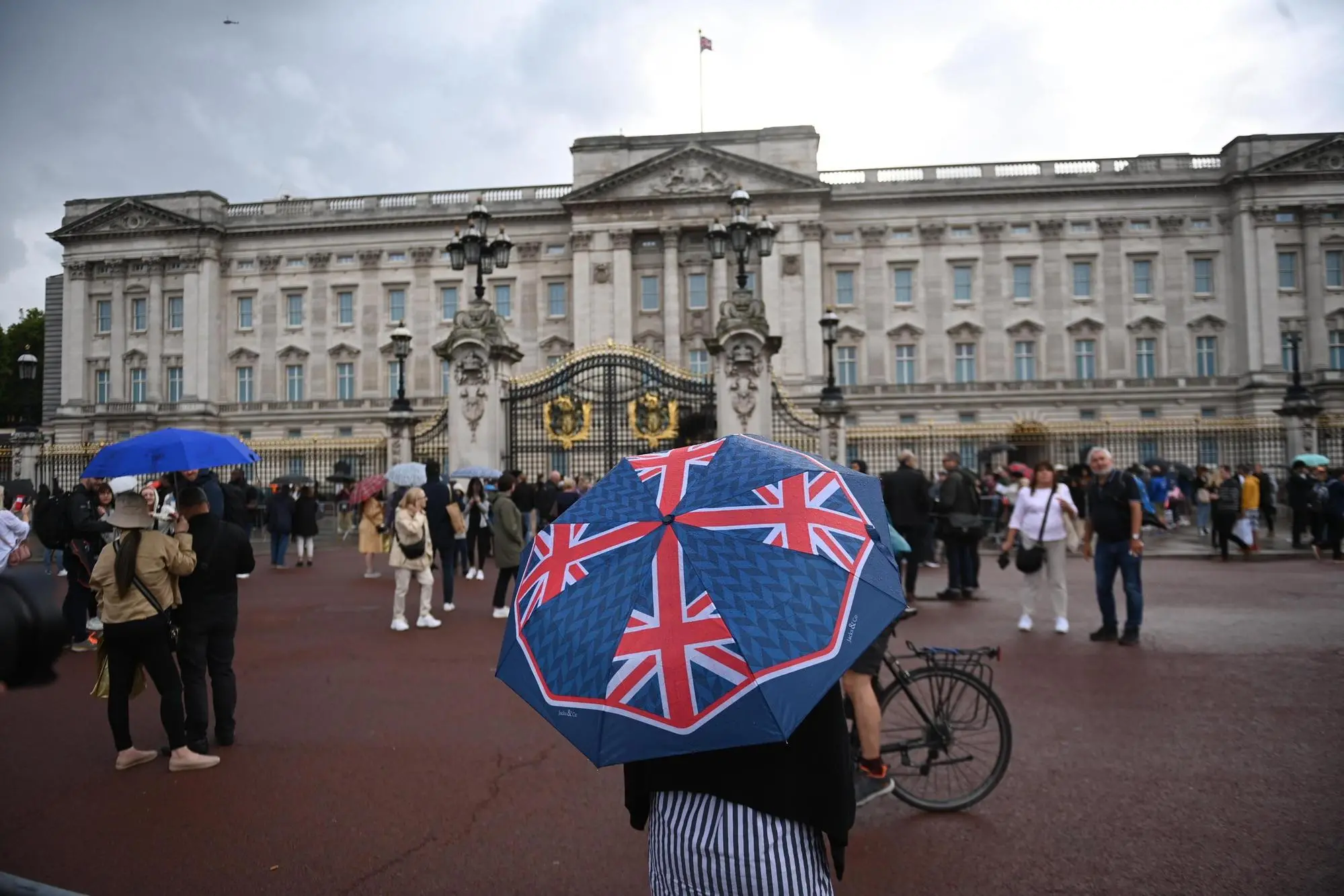 Molte le persone già raccolte fuori da Buckingham Palace