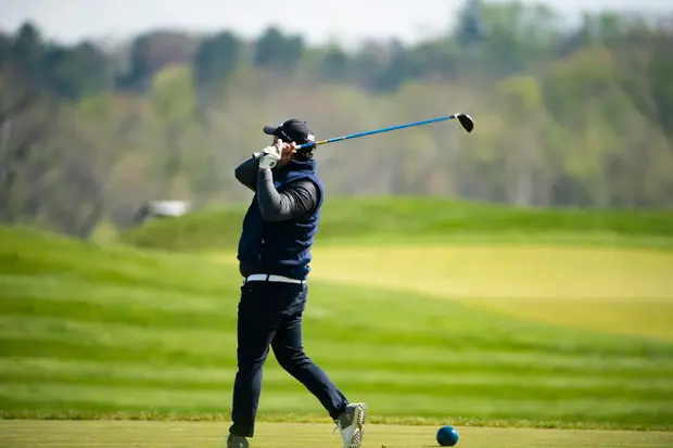 Un golfista sul campo verde