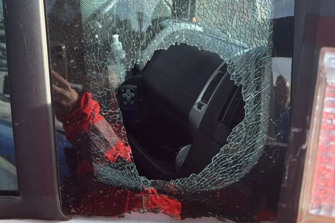 Il vetro dell'ambulanza sfondato.