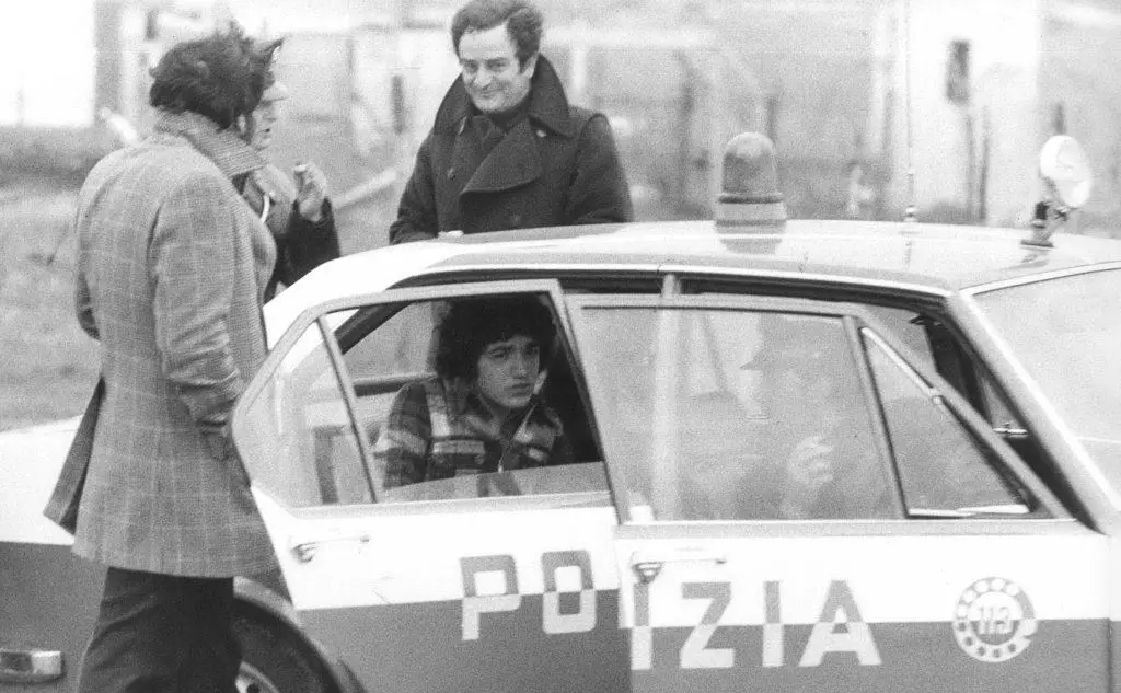 Il colpevole Pino Pelosi scortato dagli agenti durante un sopralluogo a Ostia